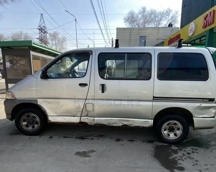 Toyota hiace regius