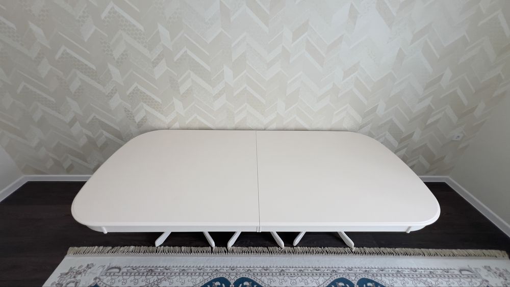 Продаётся малазийский обеденный стол