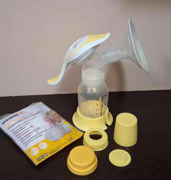 Medela Двуфазна ръчна помпа за кърма + подарък