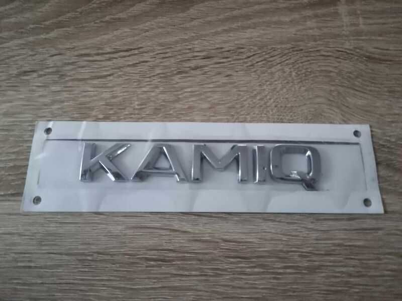 сребрист надпис Skoda Kamiq