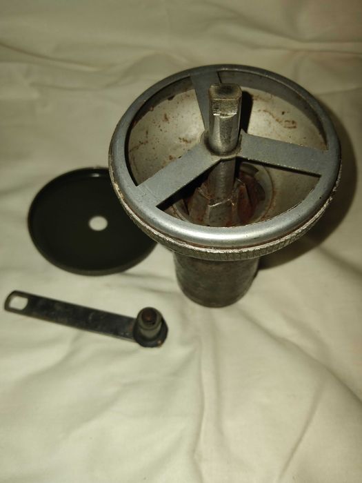 Продавам антична мелачка за кафе и подправки.