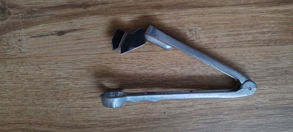 Уред за вадене на костилки от сливи

Материал: неръждаема стомана

Про