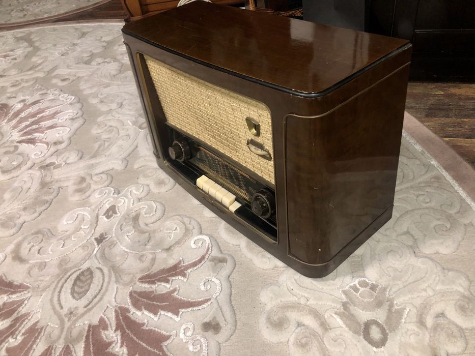 Radio pe lampi Grundig 2043W retro vintage antic carcasa lemn
