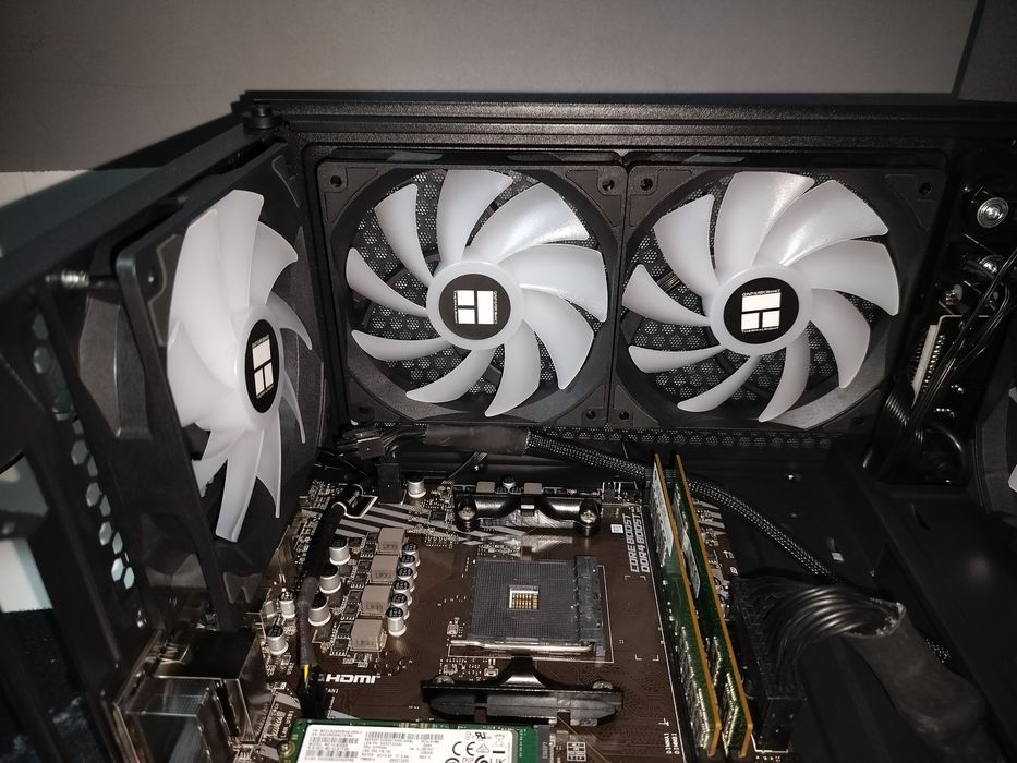 Vând setup gaming Ryzen 5 5600x(calculator+monitor+periferice)