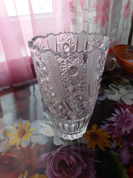 Продам  вазу хрустальную