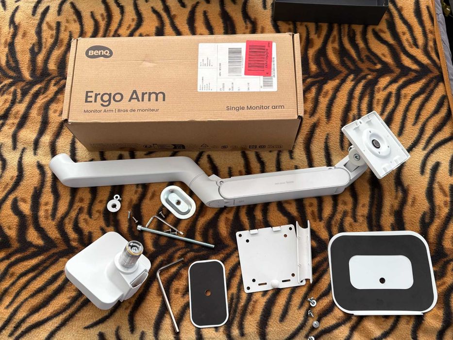 Продавам стойка за монитор BenQ Ergo Arm BSH02 (Бяла) – Като нова.