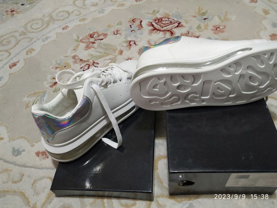 Кроссовки женские