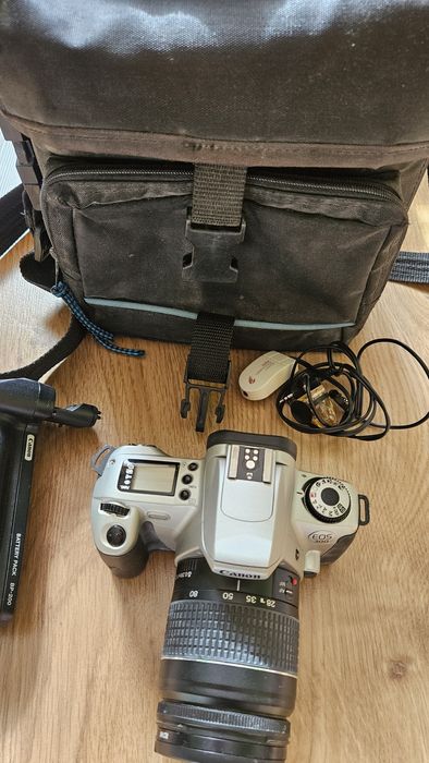 Canon EOS 300 лентов фотоапарат, работещ, с обектив 28-90mm, светкавица Hanimex, грип BP-200 и чанта