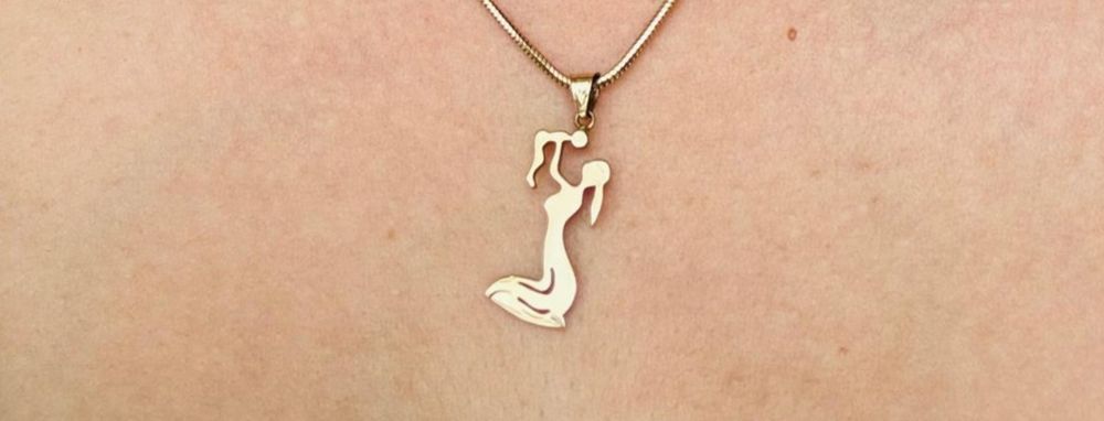 Кулон мать и ребёнок.