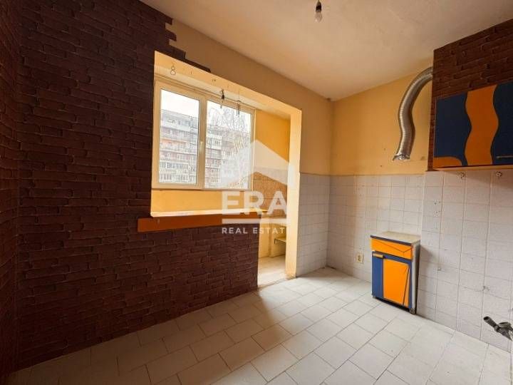 Необзаведен двустаен апартамент на среден етаж в кв. "Възраждане" 3 за