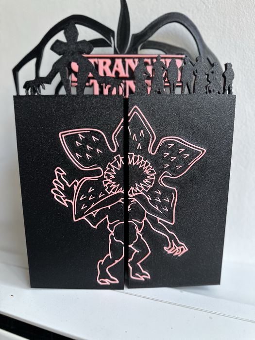 Продавам поставка за фигурки от сериала Stranger Things