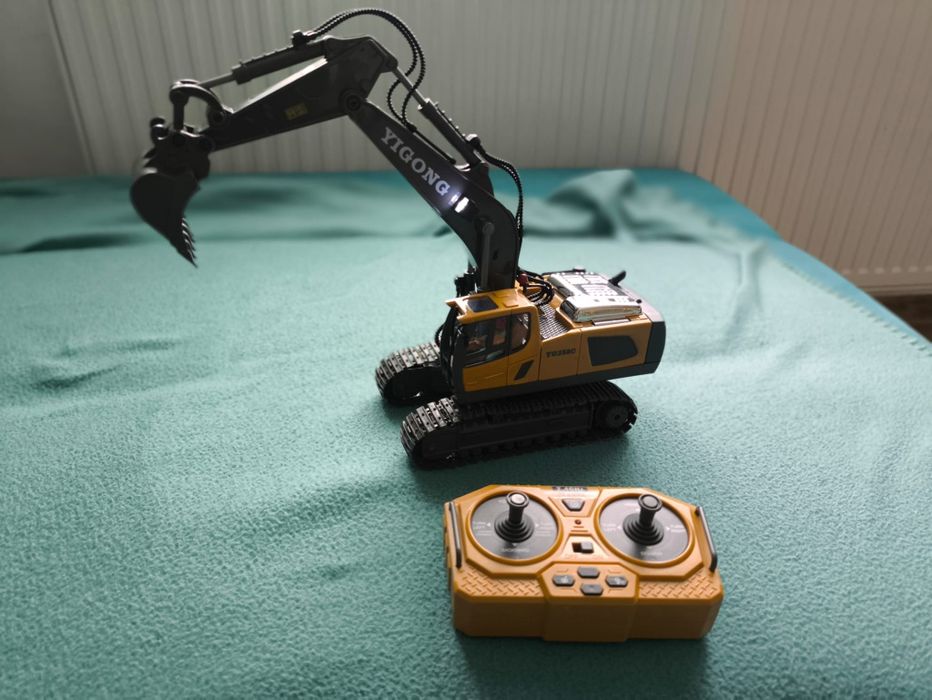 Excavator cu telecomanda