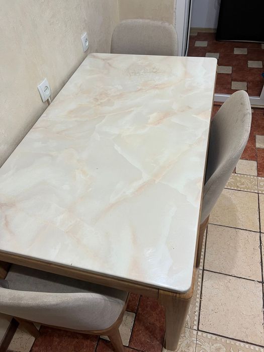 Обеденный стол со стульями