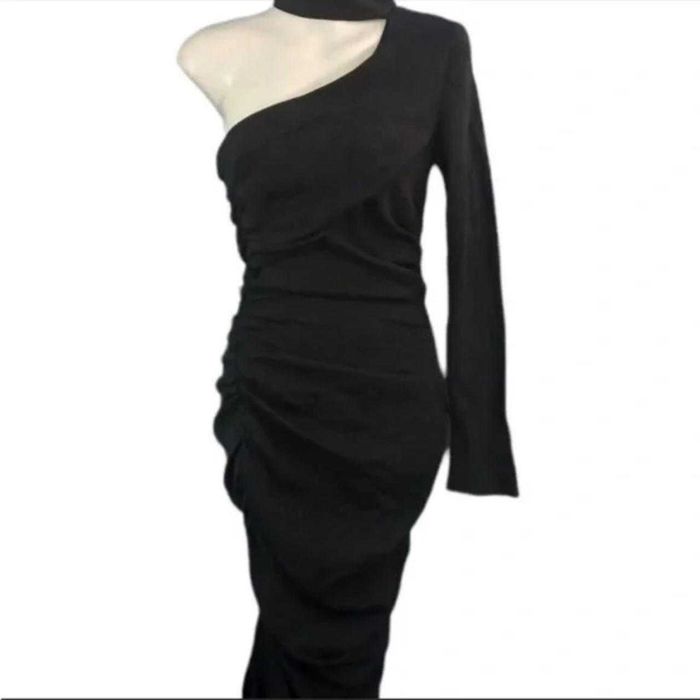 Zara rochie neagra pe o mana midi