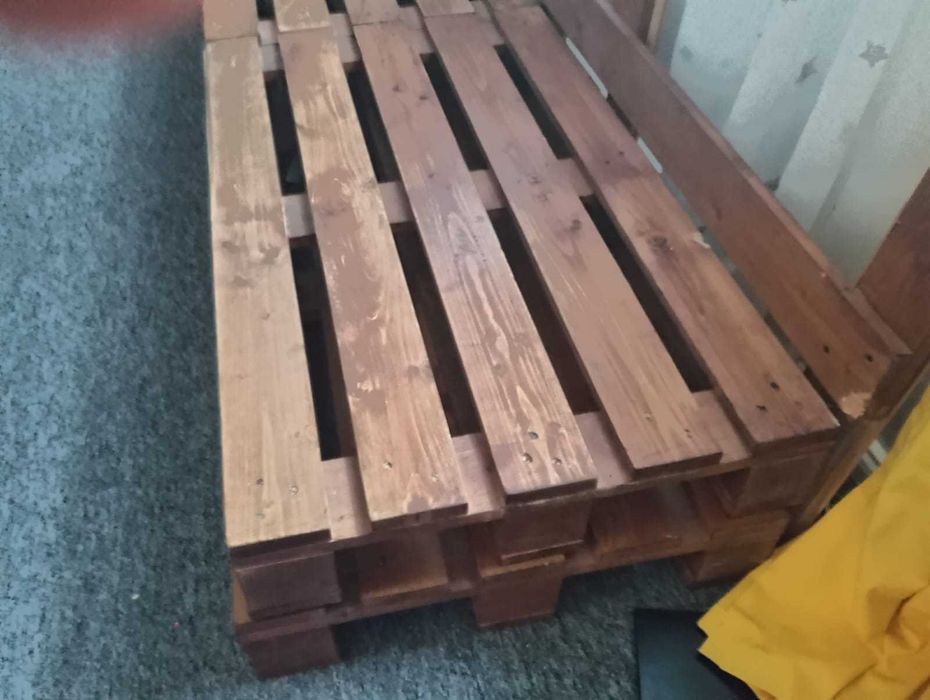 Titlu la anunt: Canapea de lemn din paleti