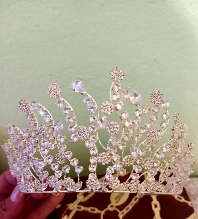 Корона с камъни сваровски
