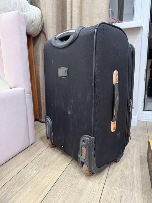 Чемодан черный