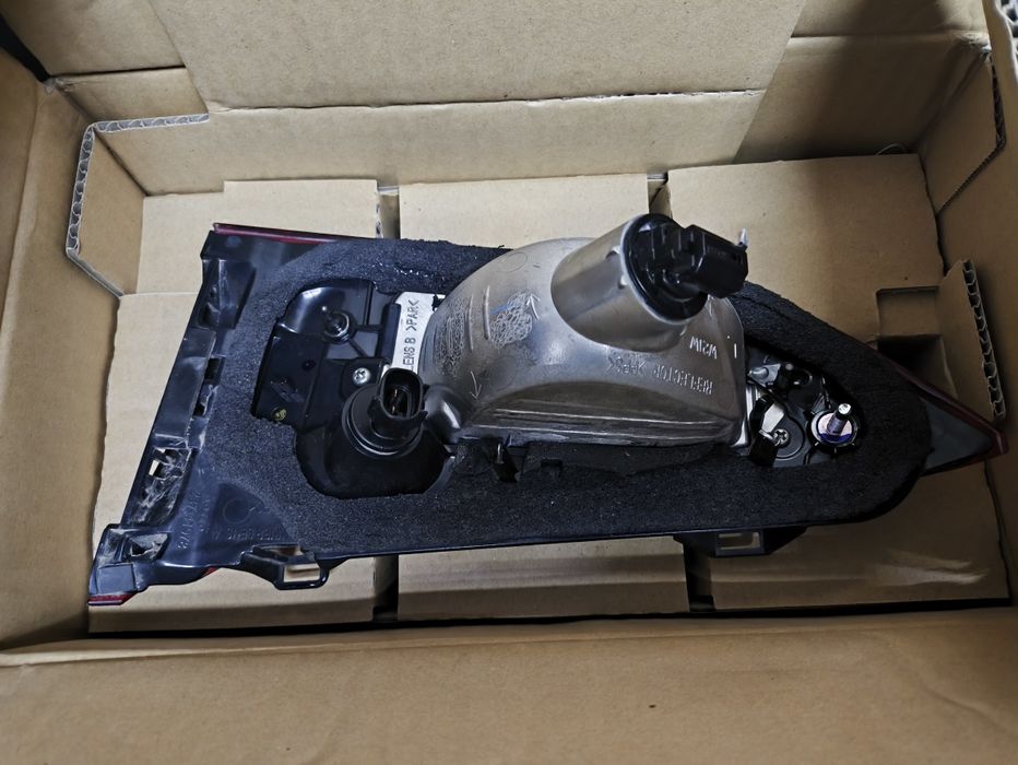 Продам фару на Мазду