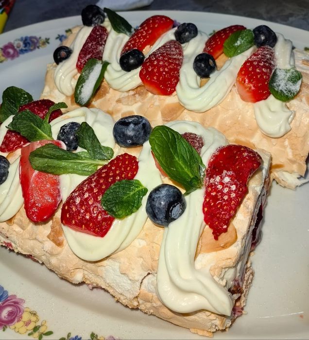 Меренговый рулеты с ягодами, фисташки, миндаль