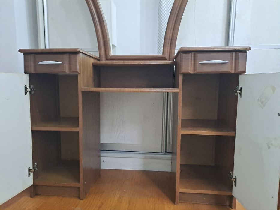 Трюмо с зеркалом