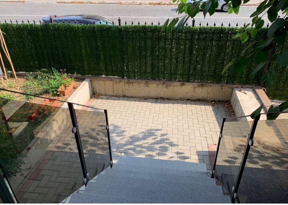 Дава под наем офис+2 гаража