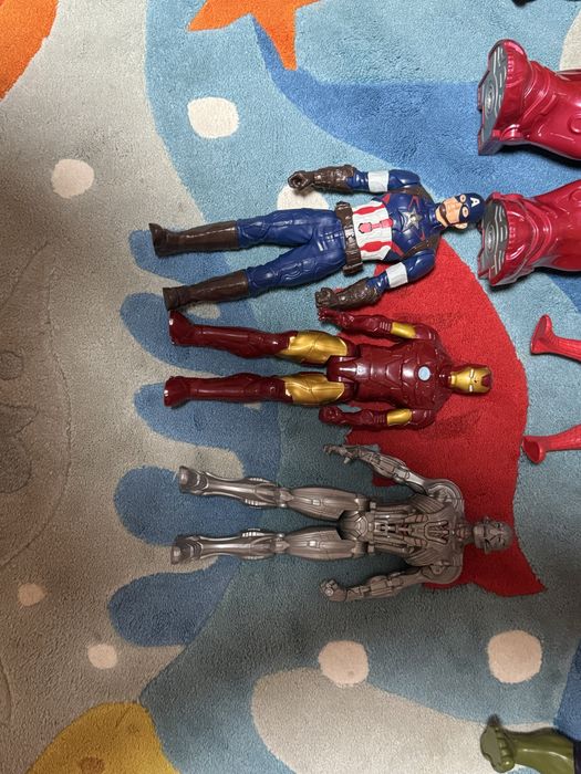 Продаю игрушки Avengers