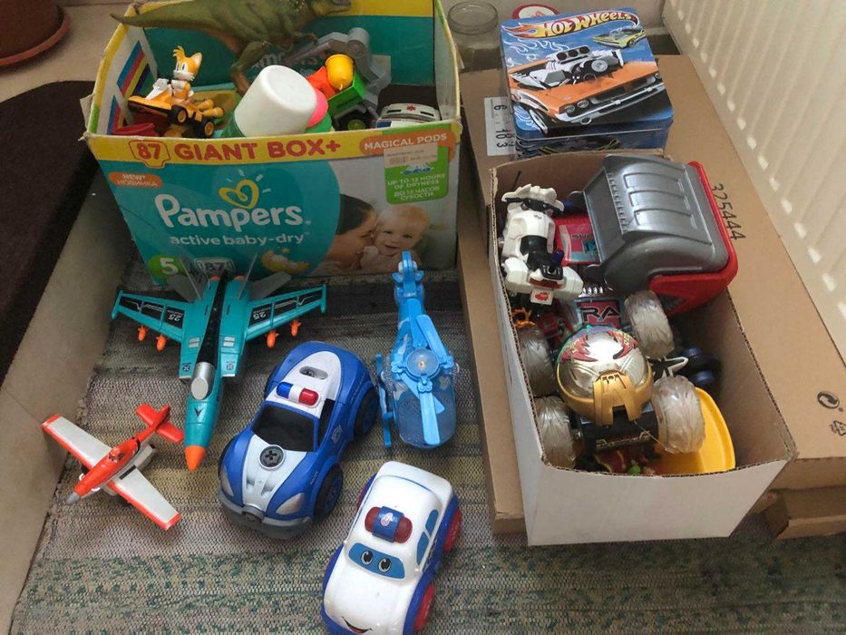 Различни играчки, колички