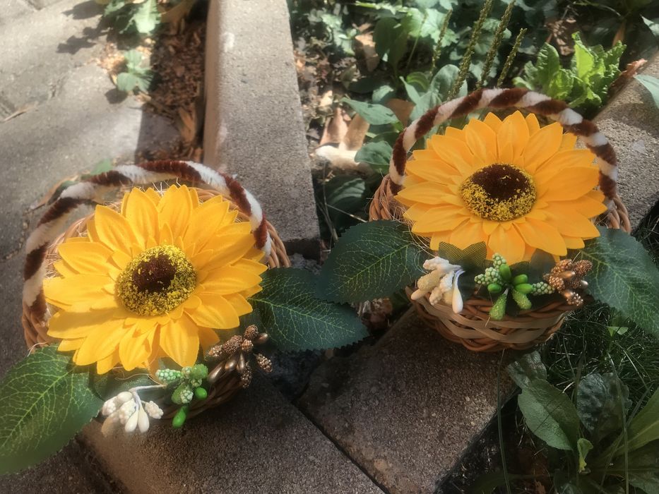 Предлагам  декорирани свещи,сапунени рози и други