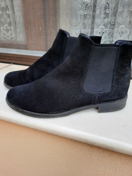 Botine din piele intoarsa neagra mărimea 38.