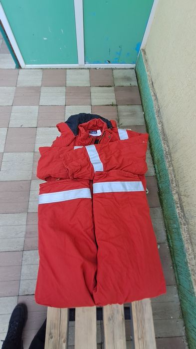 Продам зимнию комбинезон