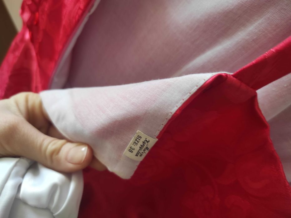 Красное праздничное  платье