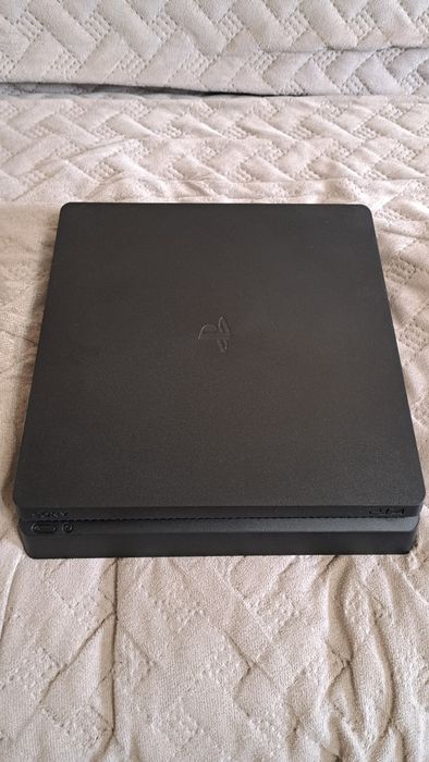 Продаю PS4 Slim, с пломбами и комплектом