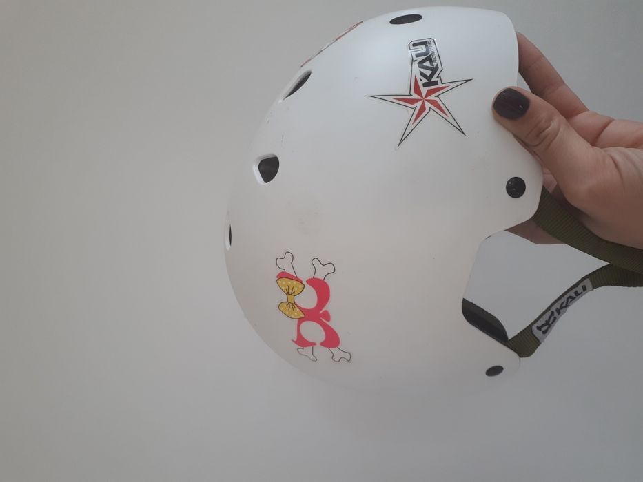 Casca bicicleta alba cu stickere