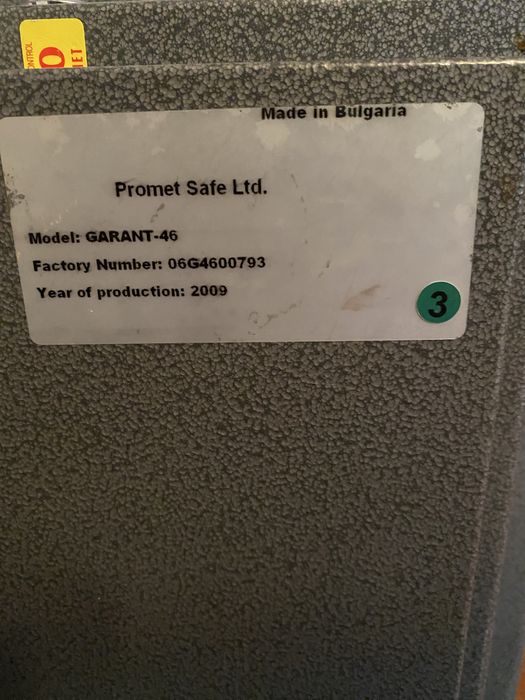 Сейф с        2 ключа