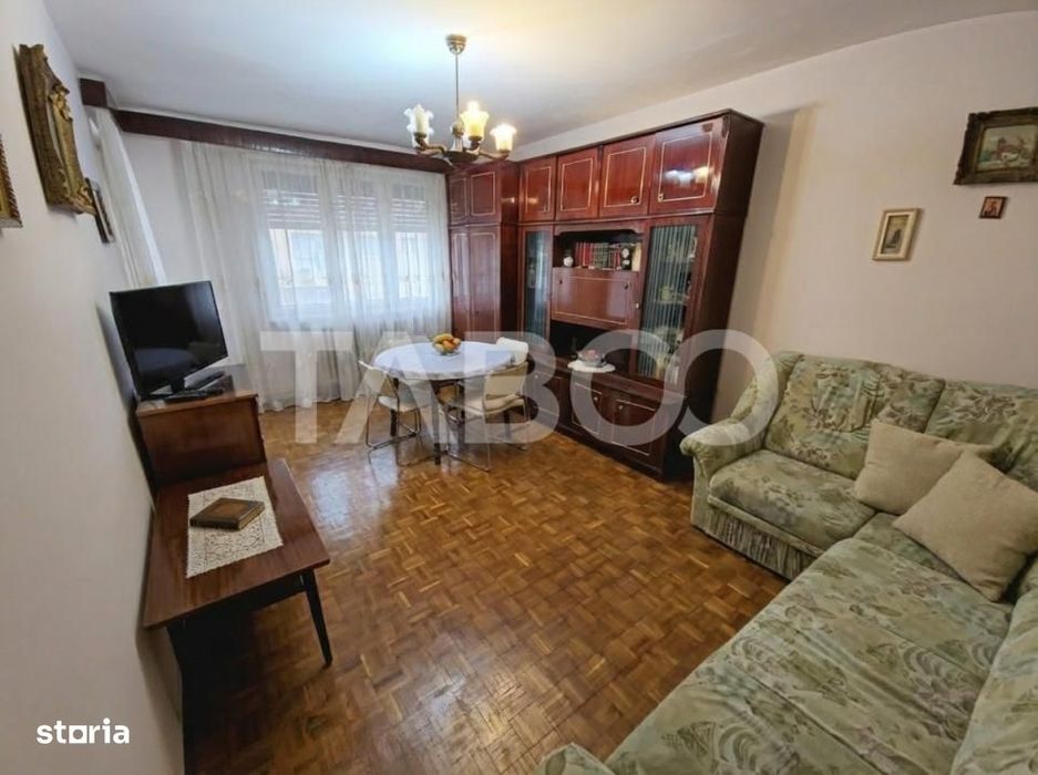 De vanzare - Apartament cu 3 camere decomandat situat in Strand