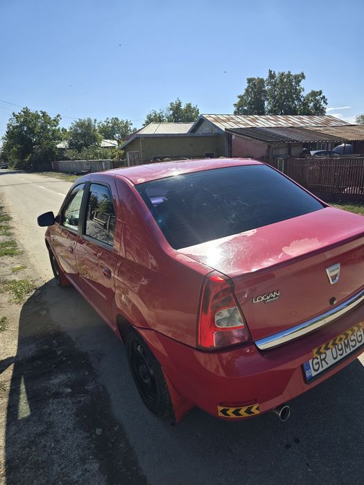 Vând Dacia Logan