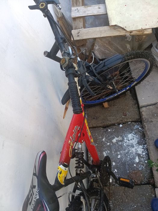 Bicicleta rosie  cu alb