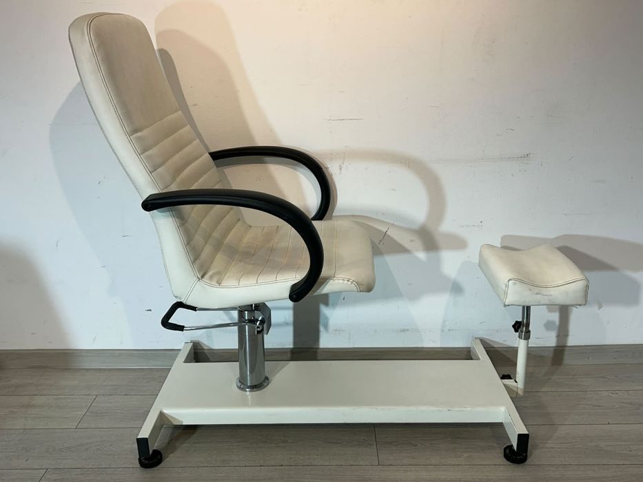 Set Scaun Pedichiură cu Ucenic Cosmetic și Suport Picior