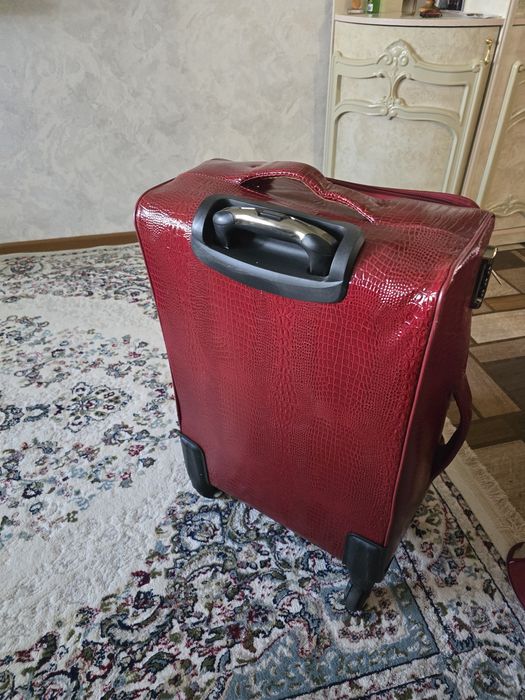 Продаю чемодан на колесах