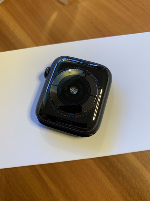 Apple Watch Series 4 44mm Space Gray Aluminium, Black Sport Loop, GPS