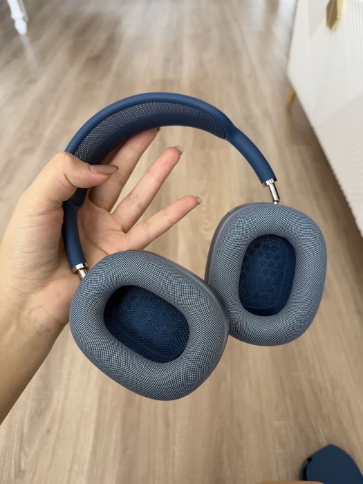 Air Pods Max синего цвета