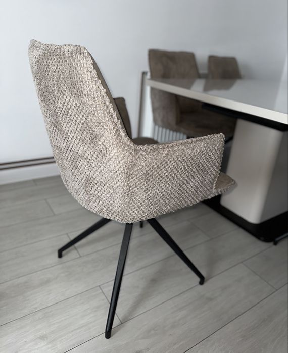 Vand 6 scaune rotative, ca noi