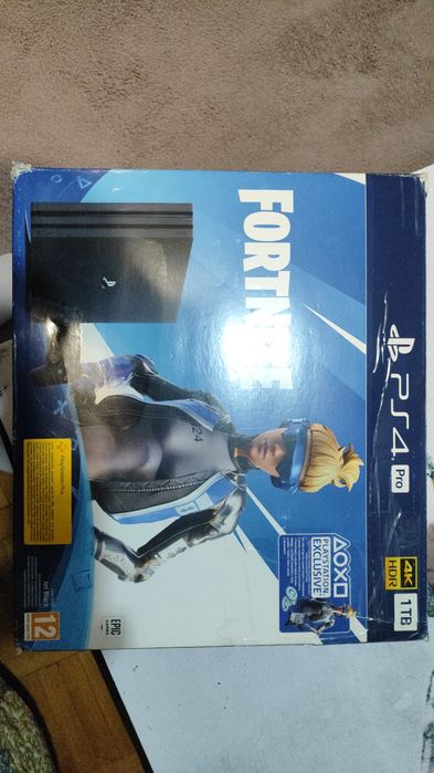 Vând PS4 Pro cu 2 manete.