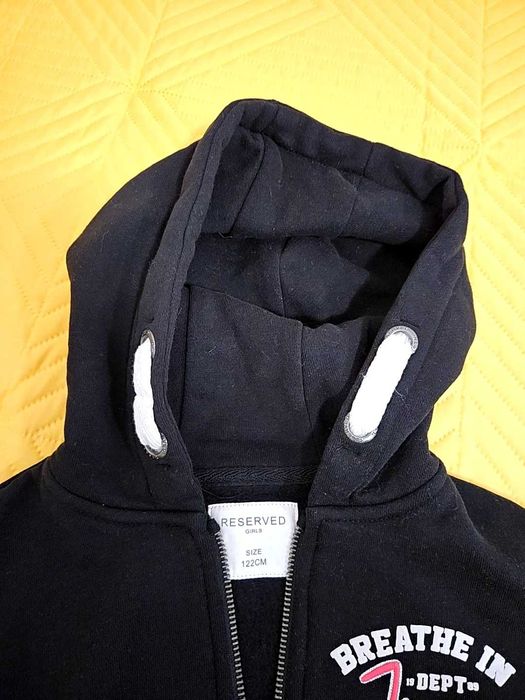 Продавам чисто НОВ оригинален детски суичър Reserved, черен с качулка