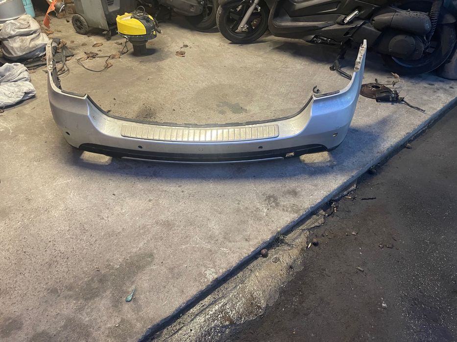 Продавам задна броня