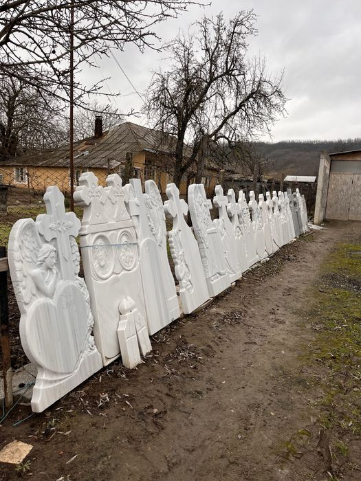 Monumente funerare/cruci din marmura
