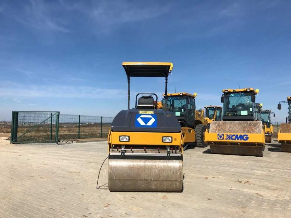 на складе ! Двух барабанный вибрационный  каток 4 тоник  XMR403   XCMG