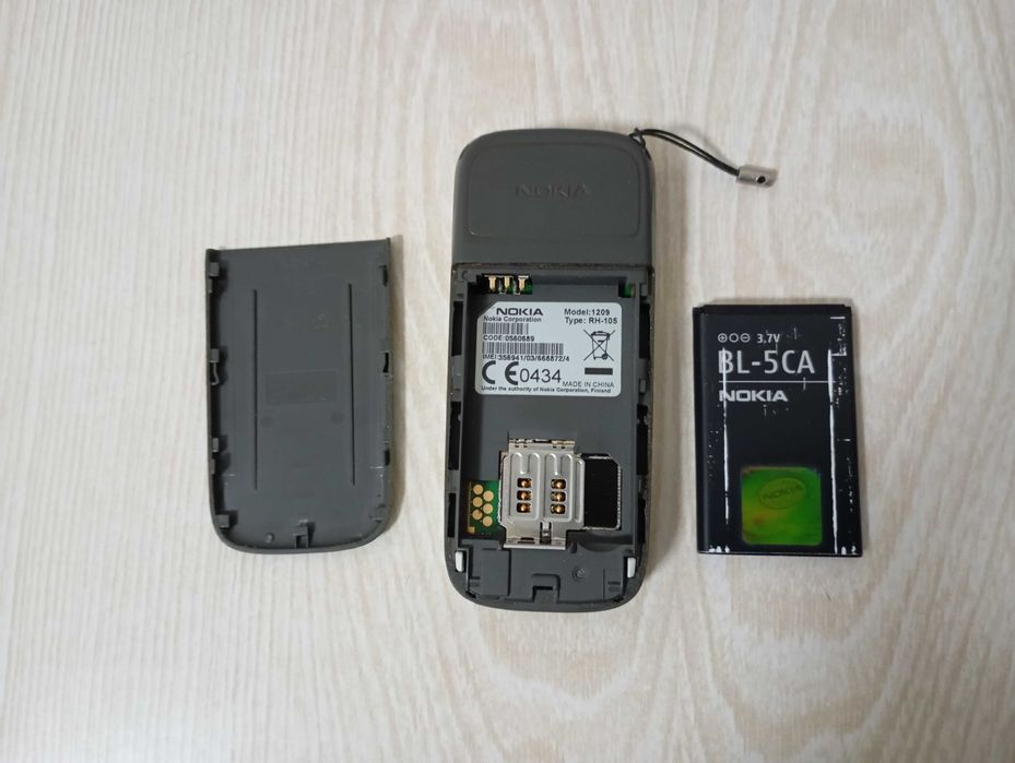 Продам б/у телефон Nokia 1209 (RH-105)