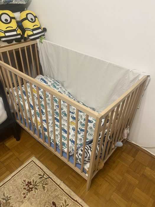 Patut de lemn ikea cu saltea.