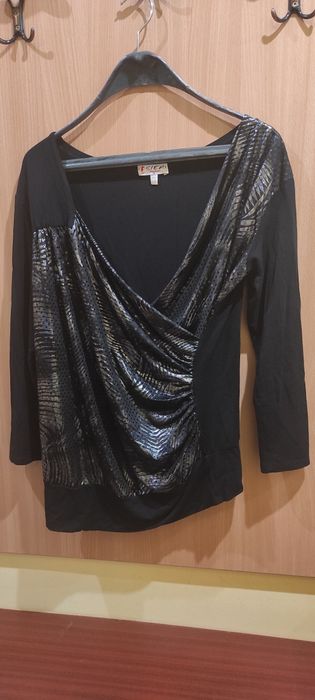 Блуза с лъскав ефект.